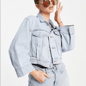 NWT Levi’s Premium Loose Sleeve Trucker Light-wash Denim Jacket Size Large